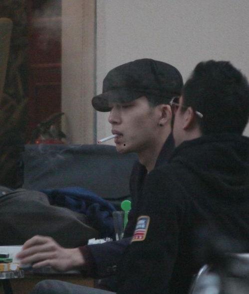 井柏然抽烟最新爆料,最新爆料揭露明星私生活